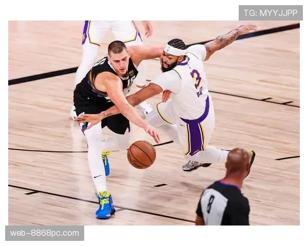 比尔·拉塞尔篮下封盖压制约基奇，11冠成就显差异